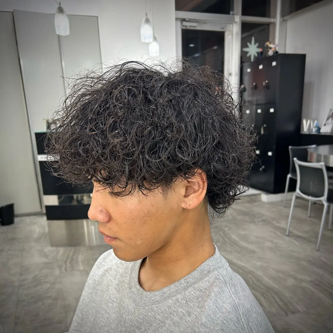 ショート メンズ 波巻きパーマ メンズウルフカット ウルフカット メンズカット/ パーマ特化のヘアスタイル