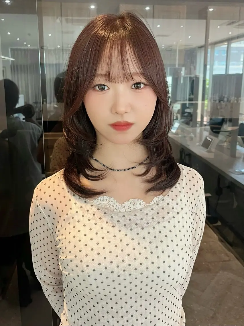 ミディアム カラー ミディアムレイヤー くびれヘア 顔周りカット 韓国風ヘア レイヤーカット 韓国レイヤー／顔周り ／ブリーチことこのヘアスタイル
