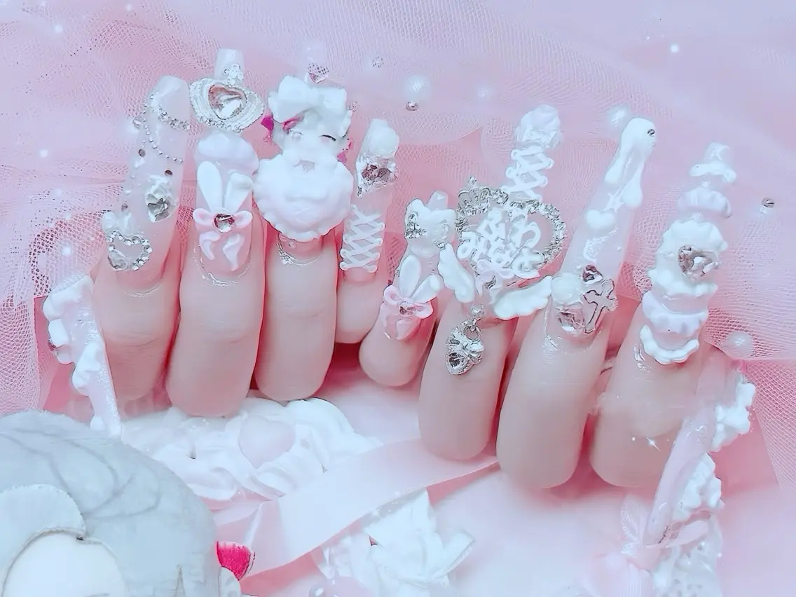 ネイル チークネイル フレンチネイル ガラスフレンチ グラデーション キラキラネイル ハンドネイル Rin Nail 新大久保店のネイルデザイン