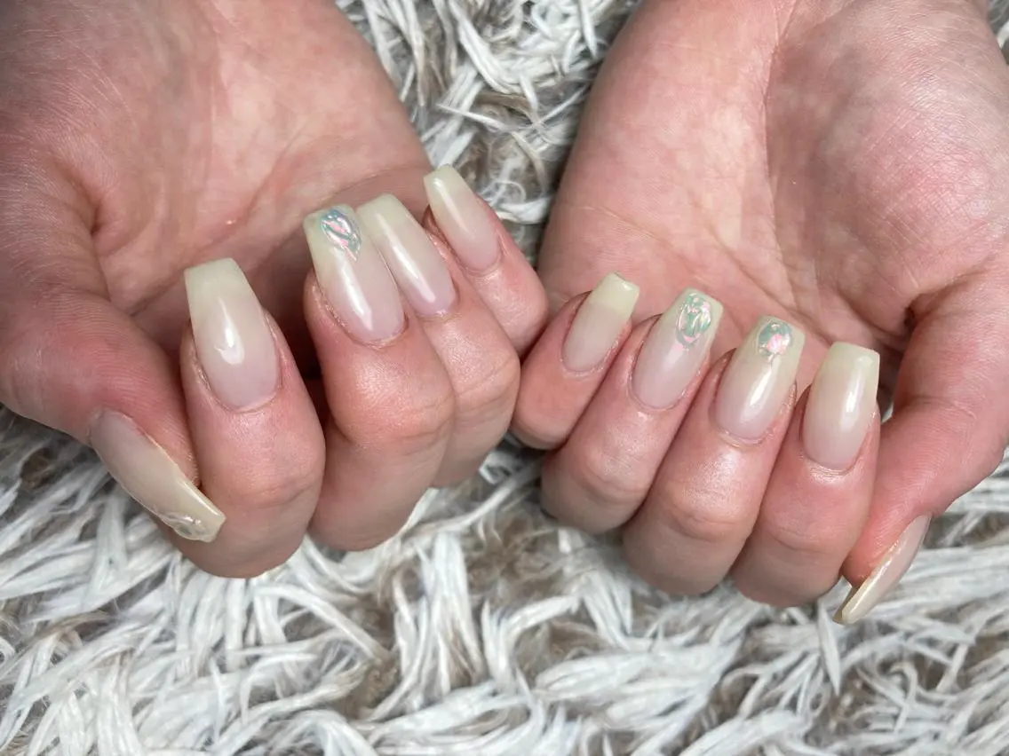ミディアム ネイル ハンドネイル フットネイル ✴︎ Delightのネイルデザイン