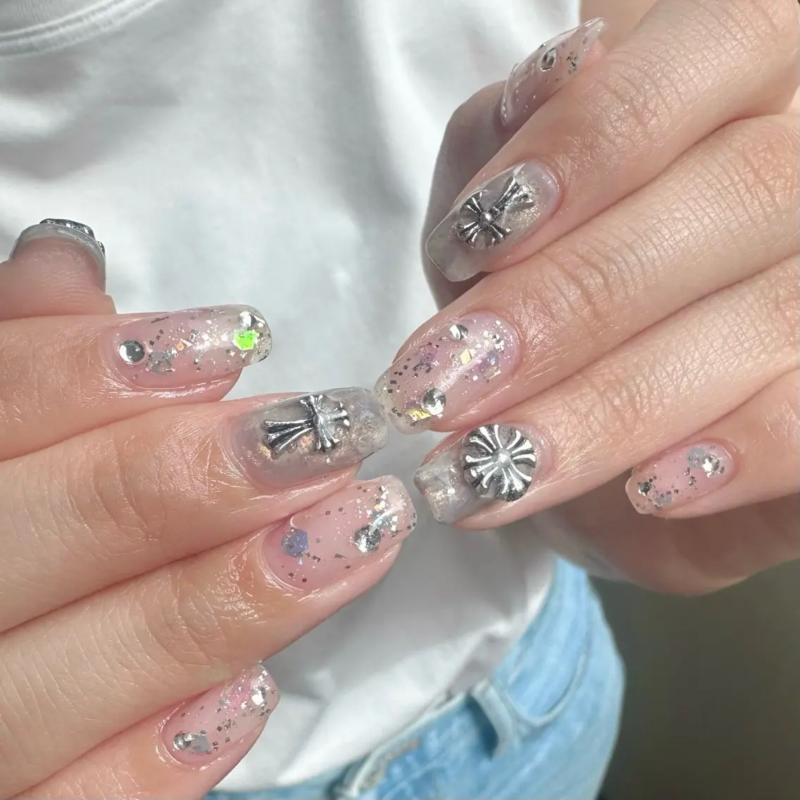 ネイル オーロラネイル 氷ネイル・うるうるネイル 韓国ネイル ニュアンスネイル シルバー 🪞KAPE NAIL 🪞のネイルデザイン