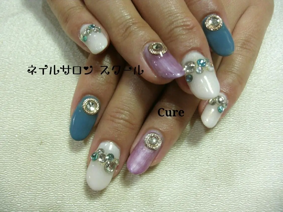 セミロング ネイル キラキラネイル ストーンネイル ネイルサロン Cureのネイルデザイン