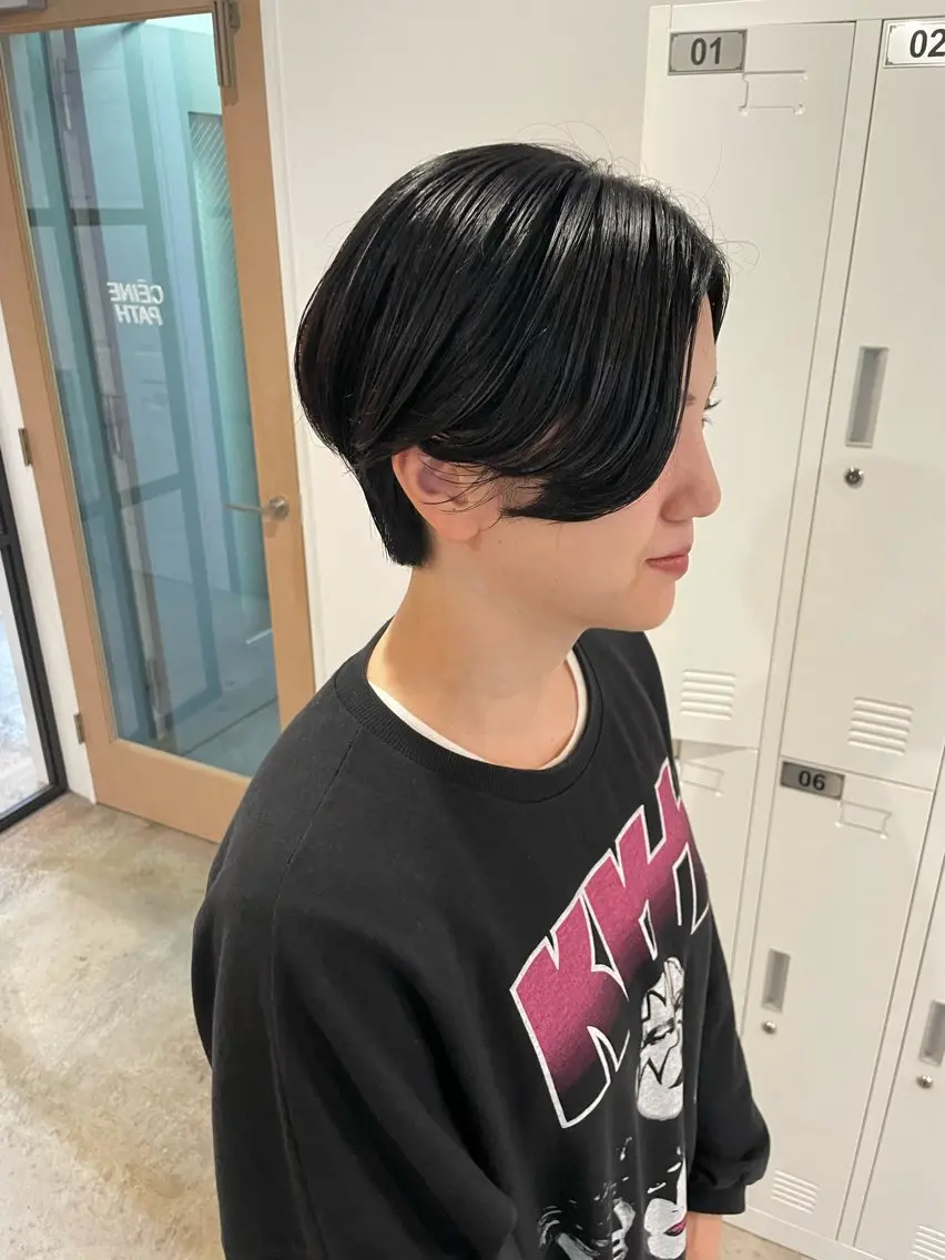 ショート カラー ハンサムショート 黒髪 ブルーカラー ブルーブラック ショートヘア カット ヘアカラー トリートメント Takuma Suzuki中目黒のヘアスタイル