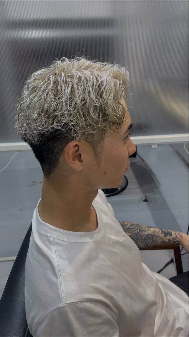 メンズ メンズバレイヤージュ フェードカット メンズハイライト メンズハイトーン メンズメッシュ ヘアカラー gdobant 修平のヘアスタイル