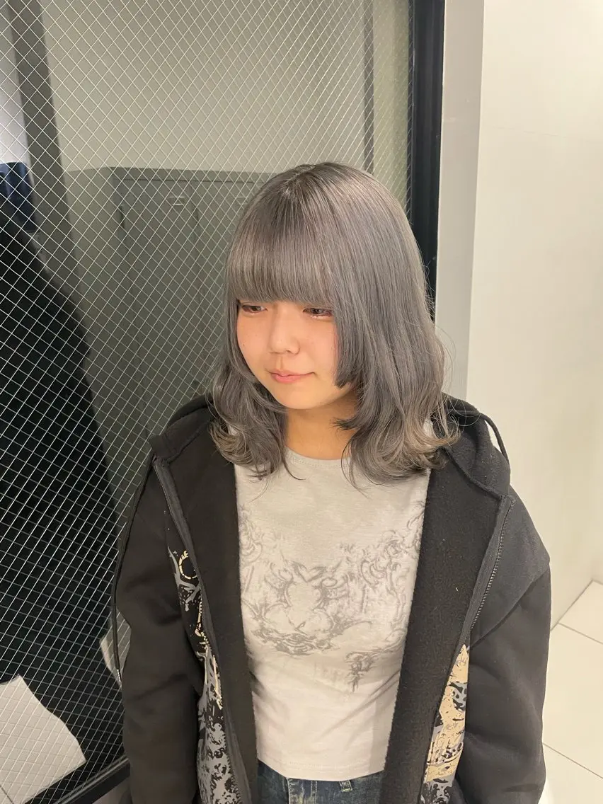 ミディアム yuzuna ハイトーン 天神のヘアスタイル