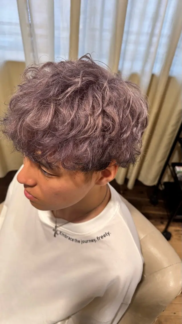 カラー メンズ ラベンダーカラー シルバー ヘアカラー トリートメント 菰田 愛輝のヘアスタイル