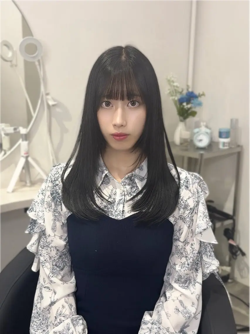 セミロング カラー 黒髪 ブルーカラー ブルーブラック 髪質改善 レイヤーカット YUZU🎀顔まわり ×レイヤーカットのヘアスタイル