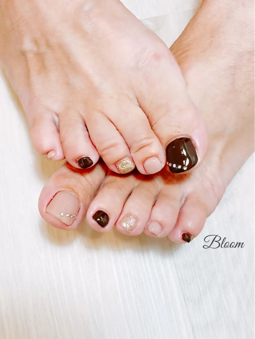 ネイル フットネイル ゴールド ワンカラーネイル Bloom Nail Salonのネイルデザイン