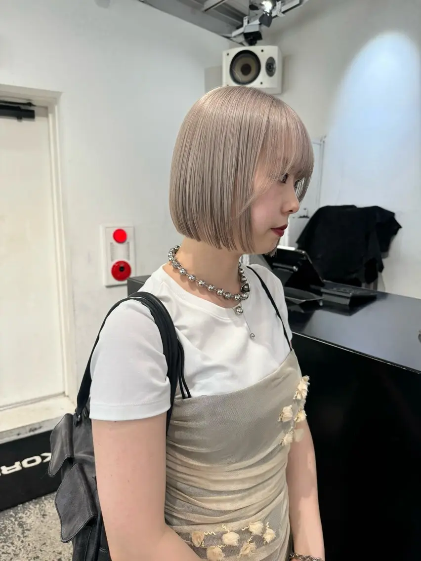 ショート カラー ヘアアレンジ ベージュカラー ブリーチ ブロンド シルバー ホワイトベージュ カット ヘアカラー トリートメント 艶ハイトーン/ヘア アレンジAYAKAのヘアスタイル