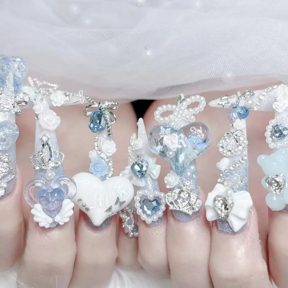 ネイル 長さ出し キラキラネイル 韓国ネイル ロングネイル マグネットネイル ハンドネイル ハンドケア Akira✨ nailのネイルデザイン