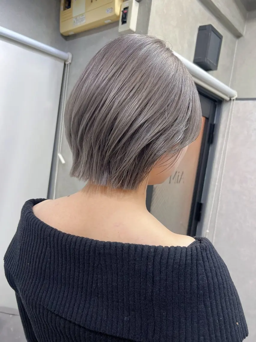 ショート カラー ボブレイヤー 透明感カラー ボブ レイヤーカット カット ヘアカラー YUI ハイトーンカラーのヘアスタイル