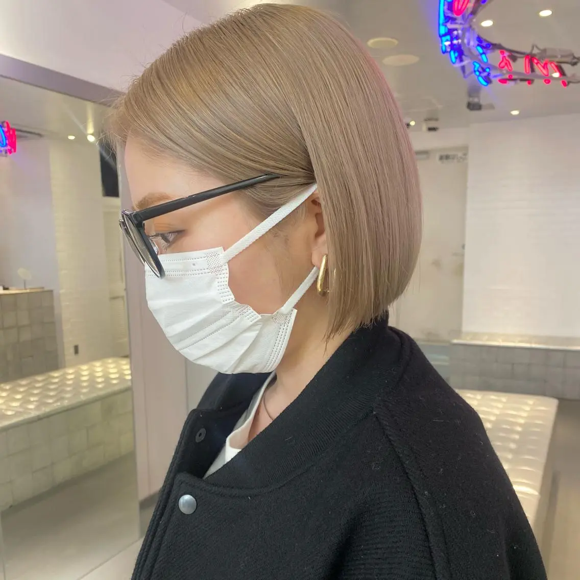 ショート カラー パーマ ショートボブ ベージュカラー ミルクティーベージュ ホワイトベージュ ボブ ヘアカラー トリートメント 🎨ハイトーン/ 切りっぱなし みつきのヘアスタイル