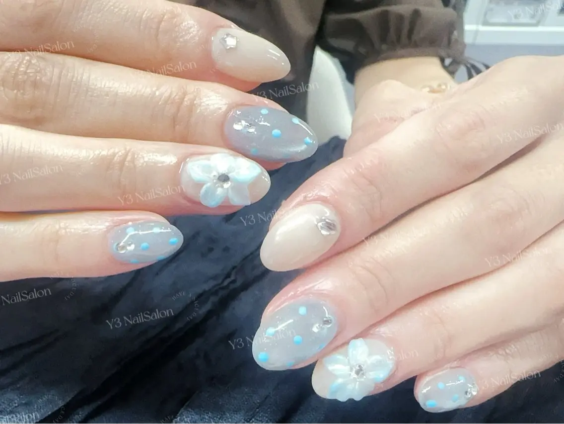 ネイル アートネイル ブルー ドット フラワーネイル オフィスネイル ハンドネイル Y3 NailSalonのネイルデザイン