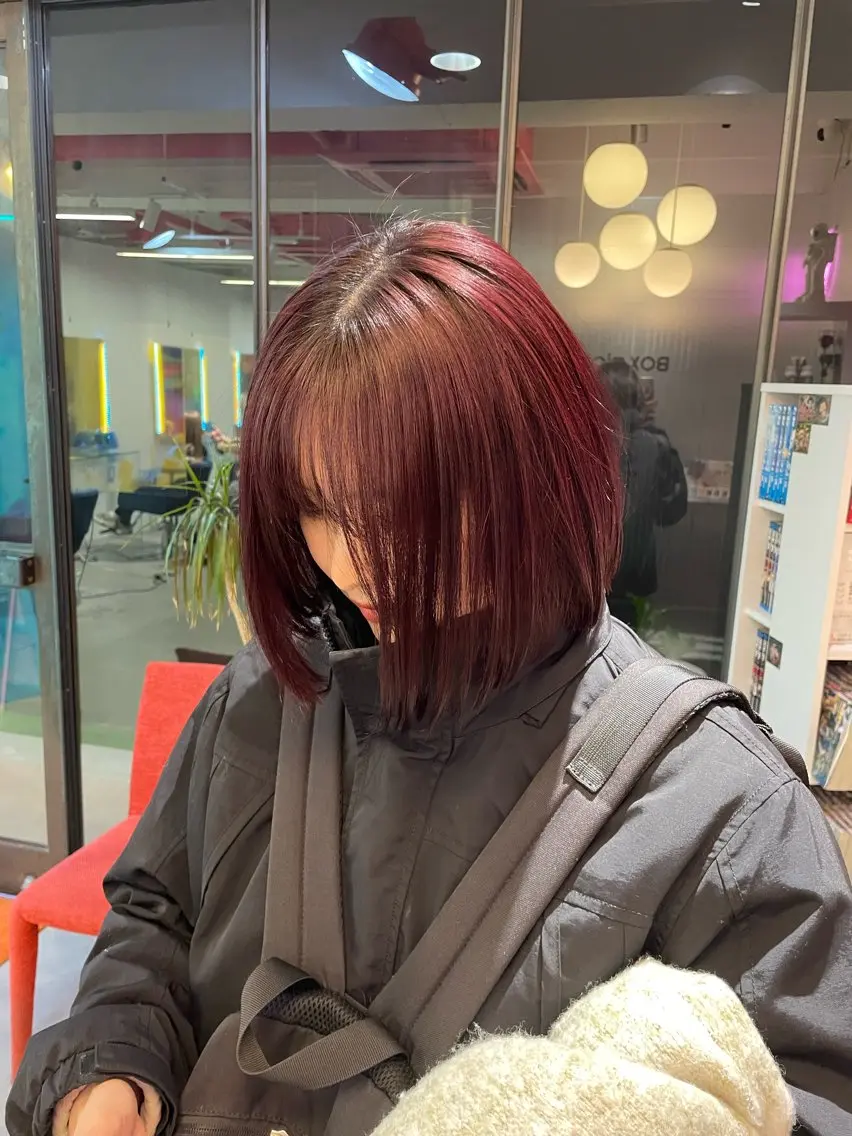 カラー ブリーチ ボルドーカラー Mii. 内田萌々のヘアスタイル