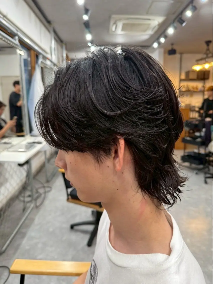 ショート パーマ メンズ センターパート フェードカット マッシュ メンズパーマ スペインカール 宮下 遼太のヘアスタイル