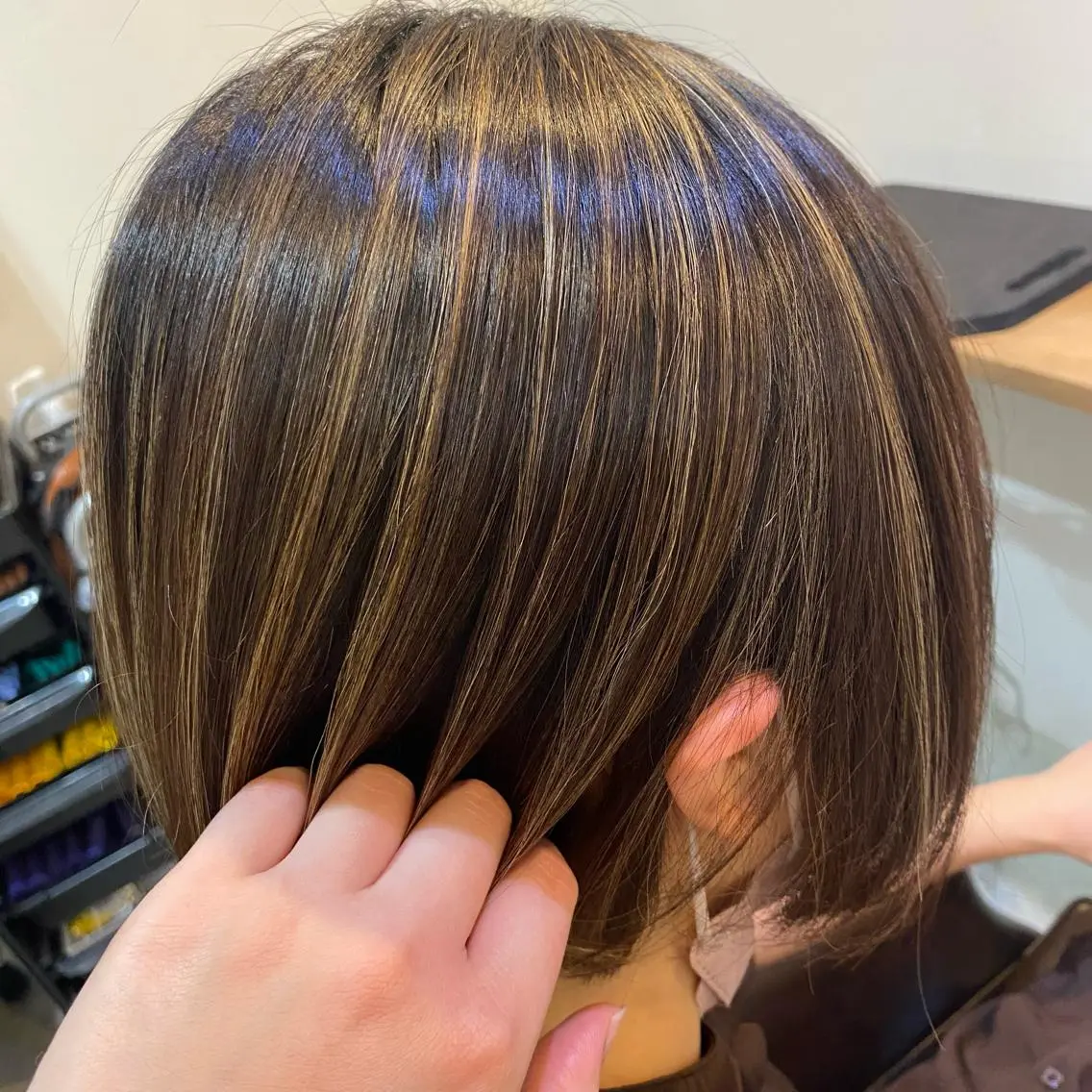 カラー ハイライトカラー ボブ 切りっぱなしボブ 👩🏼ミニボブのヘアスタイル
