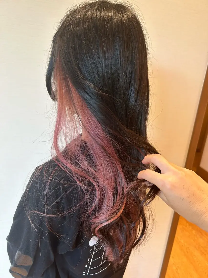 ロング カラー ブリーチ インナーカラー ピンクカラー 安藤 真衣香のヘアスタイル