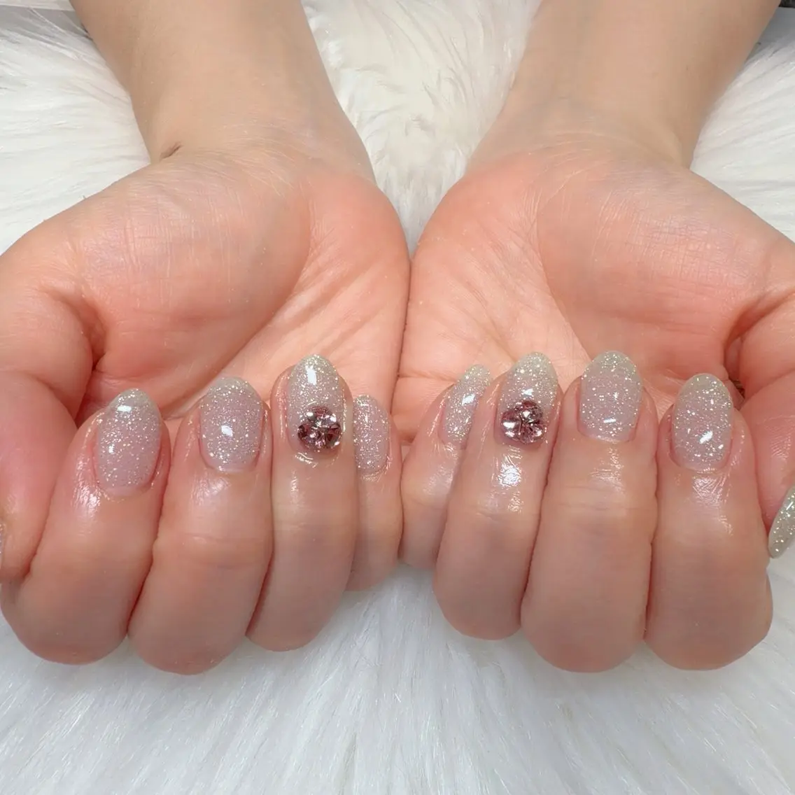 ネイル フラッシュネイル ストーンネイル ホワイト ハンドネイル 小野澤 紗智のネイルデザイン