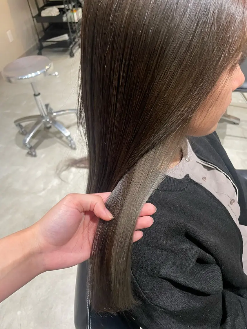 セミロング カラー イヤリングカラー シルバー 渡部 円のヘアスタイル