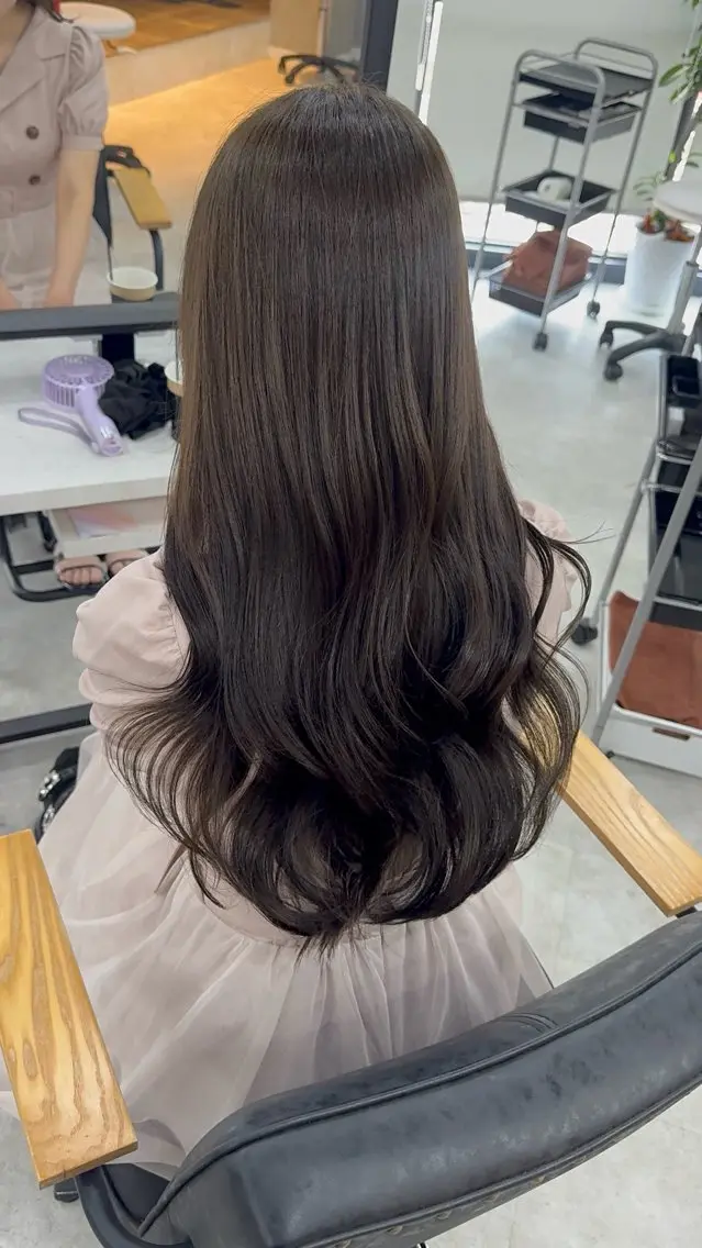 ロング カラー アッシュ アッシュブラウン ベージュカラー 黒髪 ブリーチ カット ヘアカラー トリートメント 赤み無し柔らかカラー 【梅田】madokaのヘアスタイル