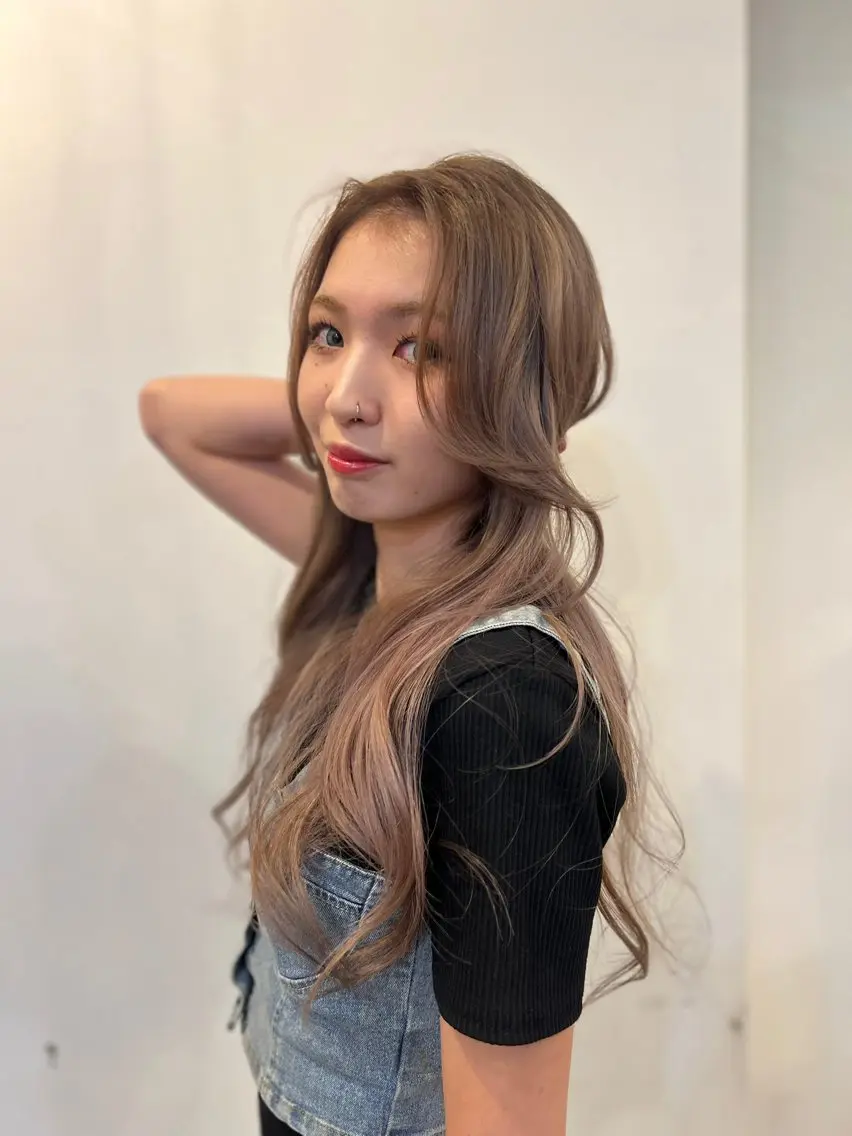 ロング カラー ベージュカラー 透明感カラー ハイトーンカラー カット ヘアカラー トリートメント Liere Muuのヘアスタイル