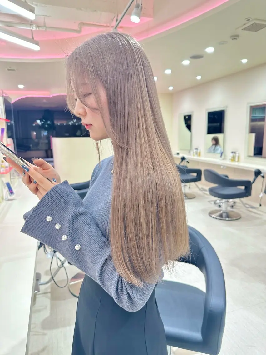 ロング ヘアカラー ミルクティーカラー イイサカシュンスケのヘアスタイル