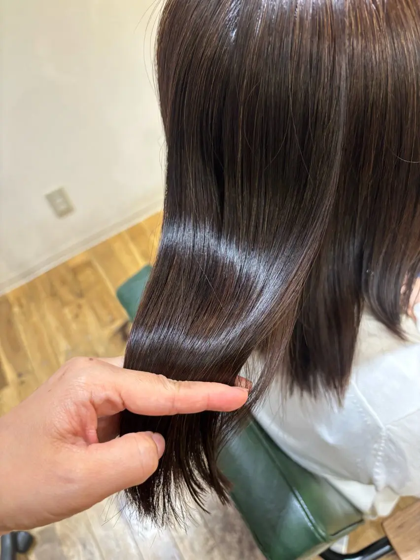 ミディアム 縮毛矯正 艶カラー🫧 推しカラー🧸楽歌のヘアスタイル