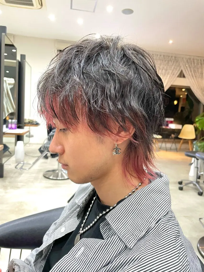 カラー メンズ メンズウルフカット カシス ピンクカラー ウルフカット ヘアカラー 芳賀 風斗のヘアスタイル