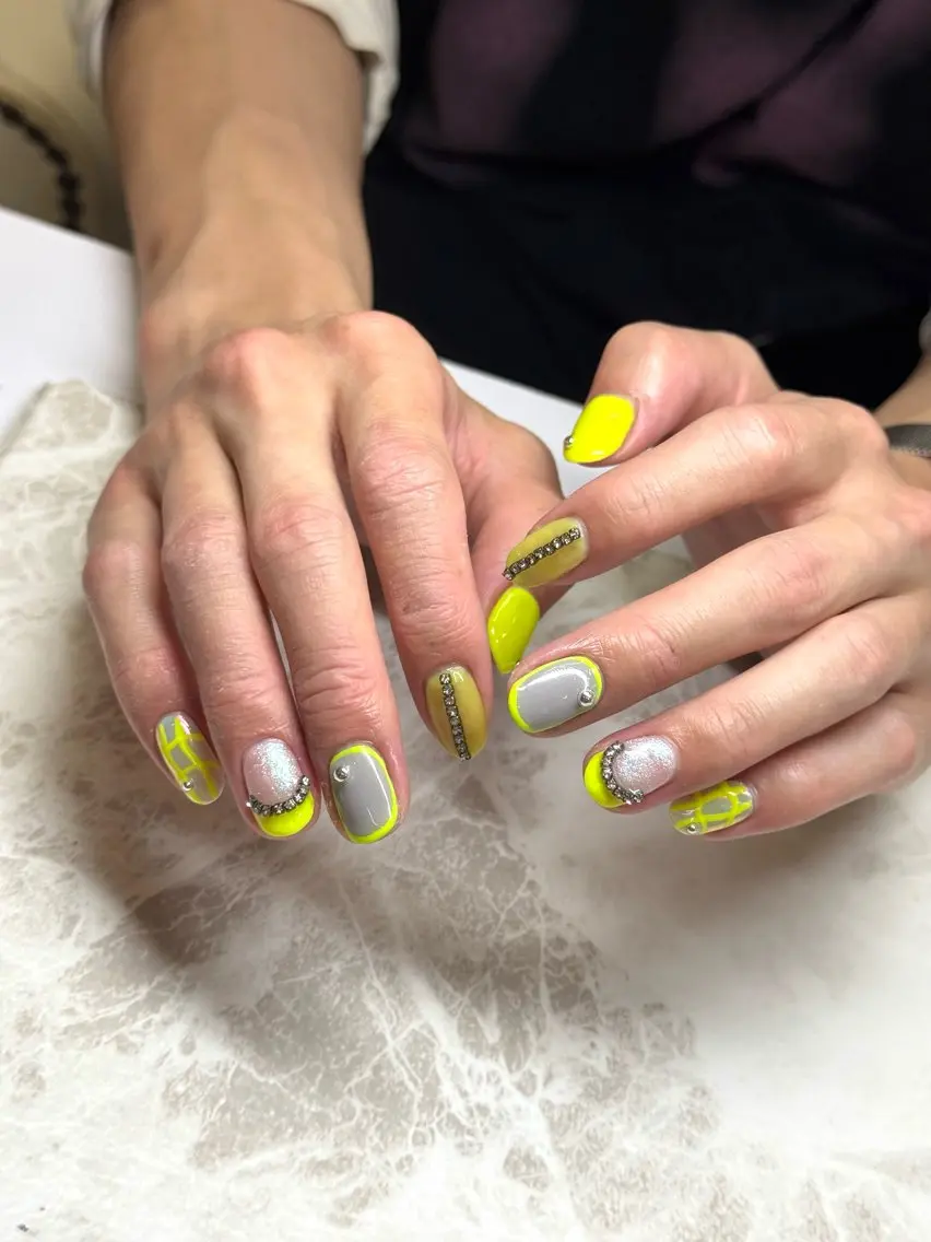 ネイル メンズネイル ミラーネイル シンプルネイル ストーンネイル 黄色 ハンドネイル LUCAS 千葉 AOI💅🏾💕のネイルデザイン
