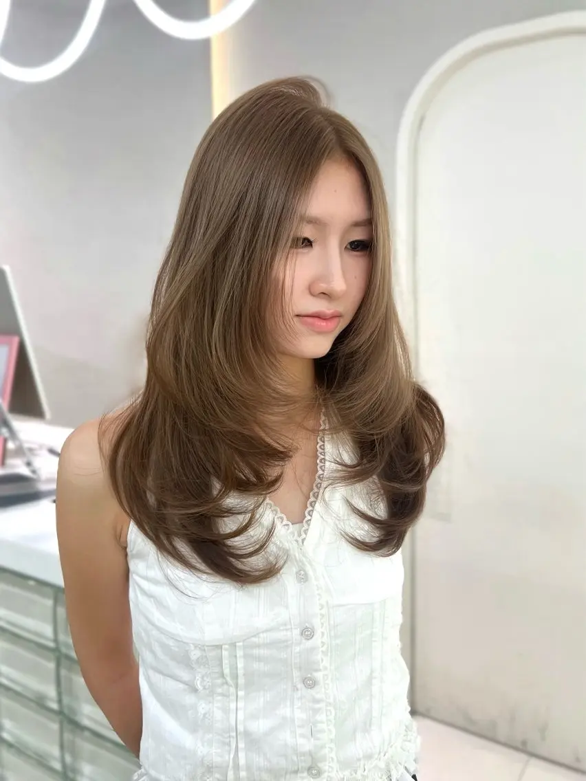 ロング カラー ベージュカラー ヘーゼル レイヤーカット GAGA AMIKAのヘアスタイル