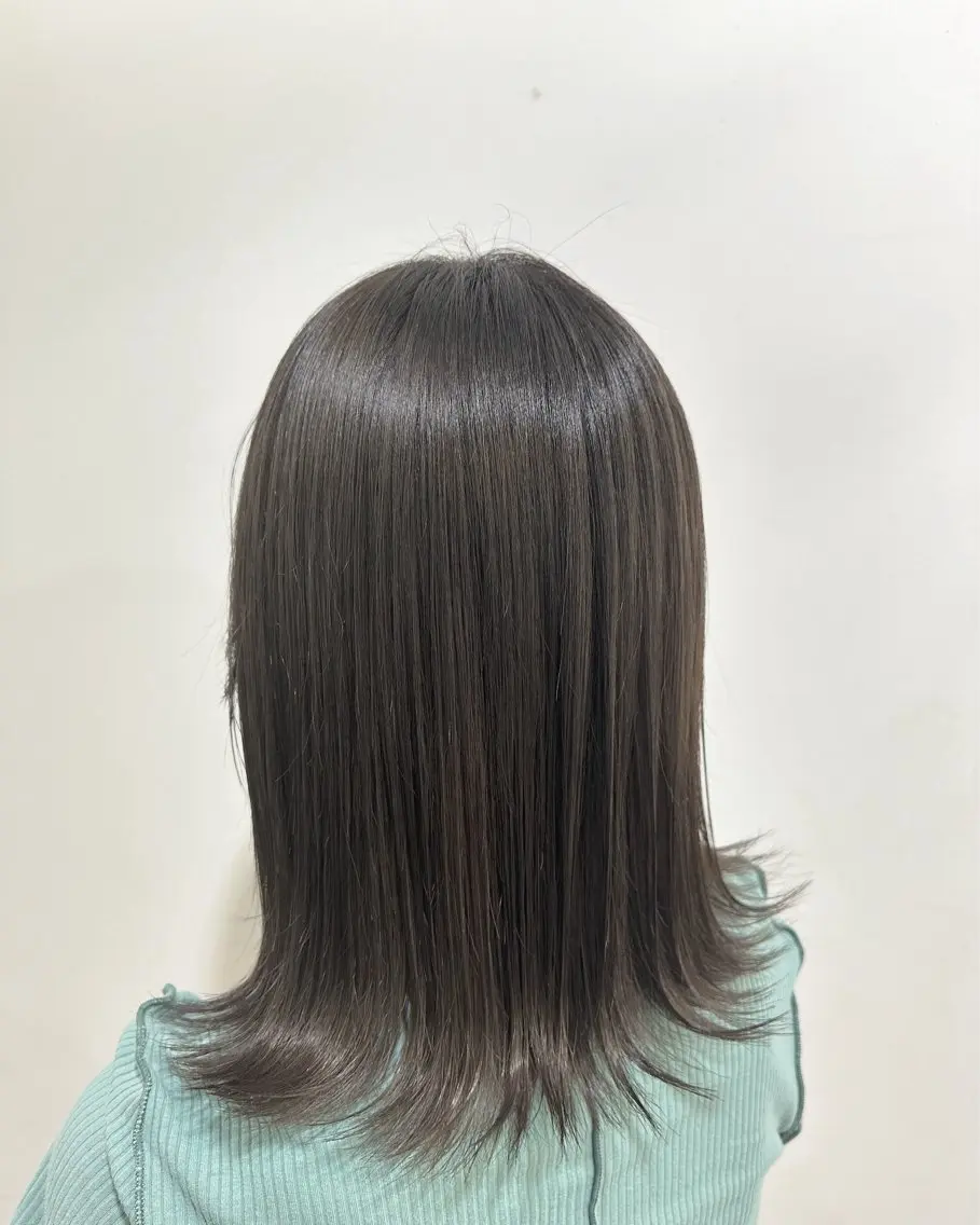 セミロング カラー ダークグレー カット ヘアカラー トリートメント あべ ゆうかのヘアスタイル