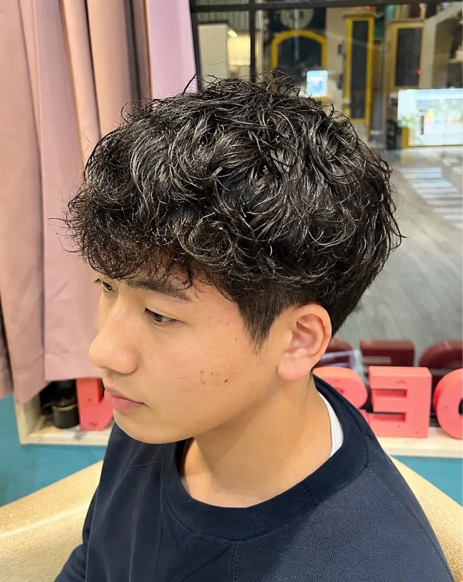 ショート パーマ メンズ メンズパーマ 刈り上げ ショートヘア スパイラルパーマ カット パーマ 塚崎日和 /塩釜口のヘアスタイル