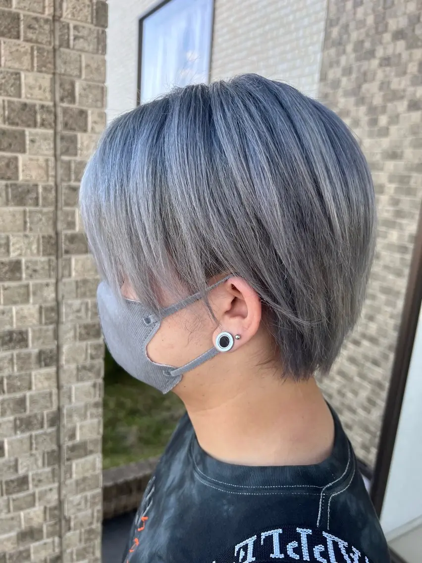 ショート カラー ブリーチ 透明感カラー グレージュ シルバー シルバーグレージュ ヘアカラー トリートメント 豊田 恭平のヘアスタイル
