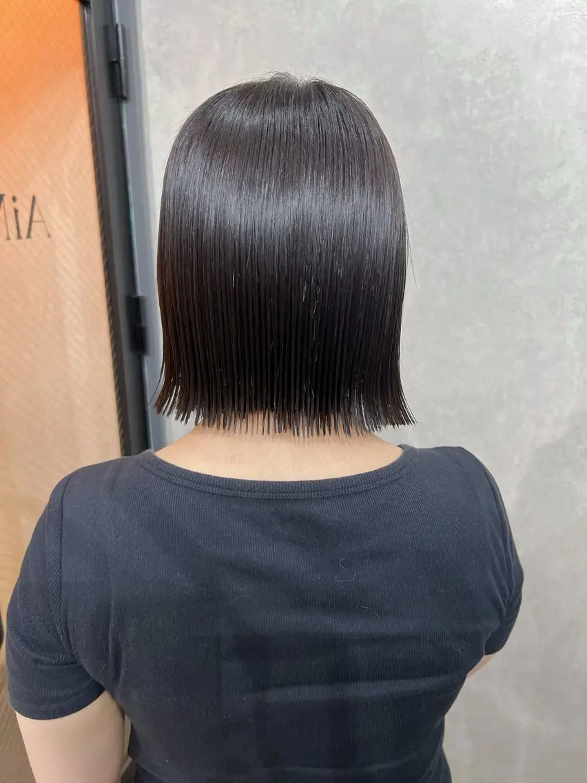 ショート ボブ 顔周りカット YUI ハイトーンカラーのヘアスタイル