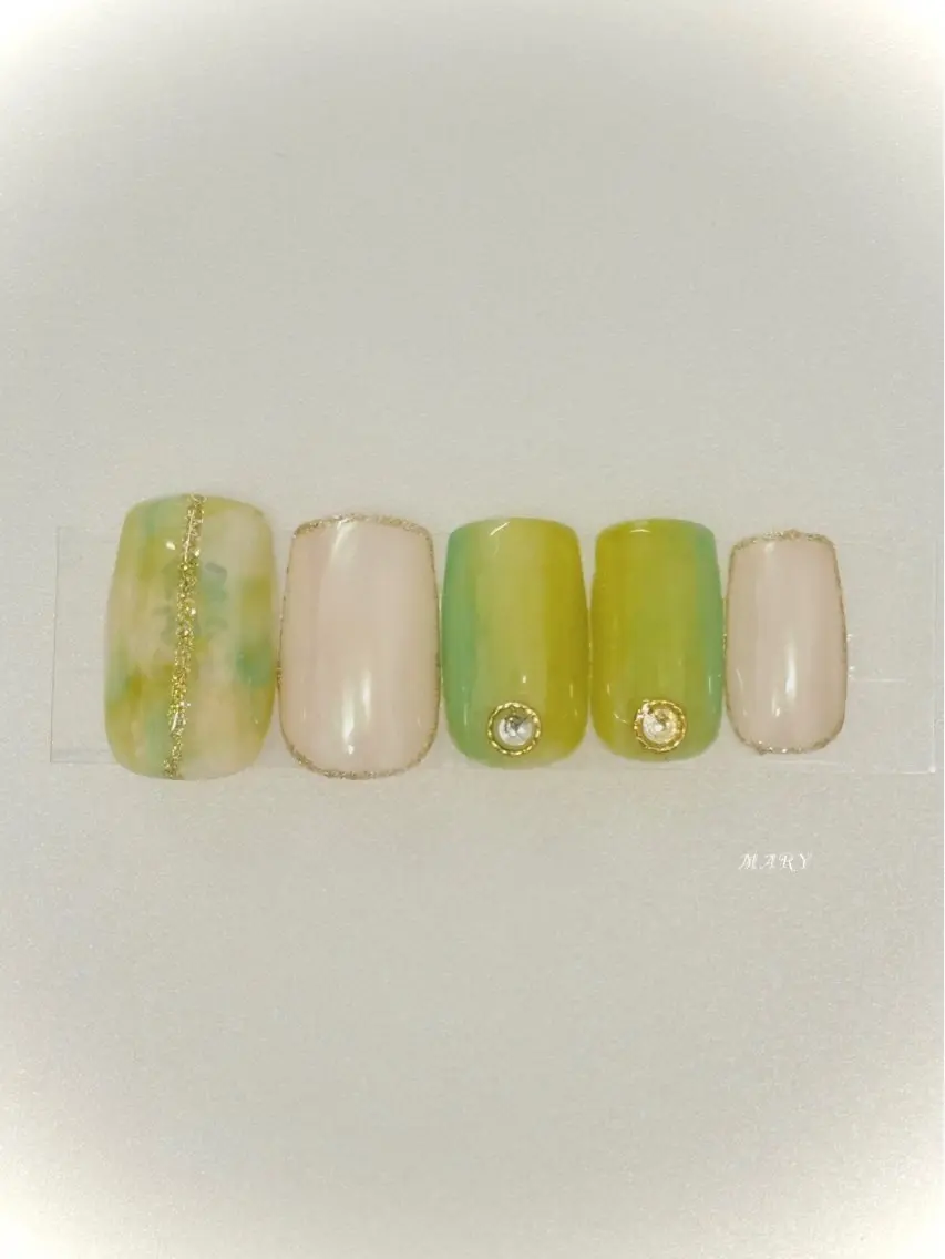 ネイル オーロラネイル グラデーション グリーン ニュアンスネイル ワンカラーネイル ハンドネイル Mary nail .narumiのネイルデザイン