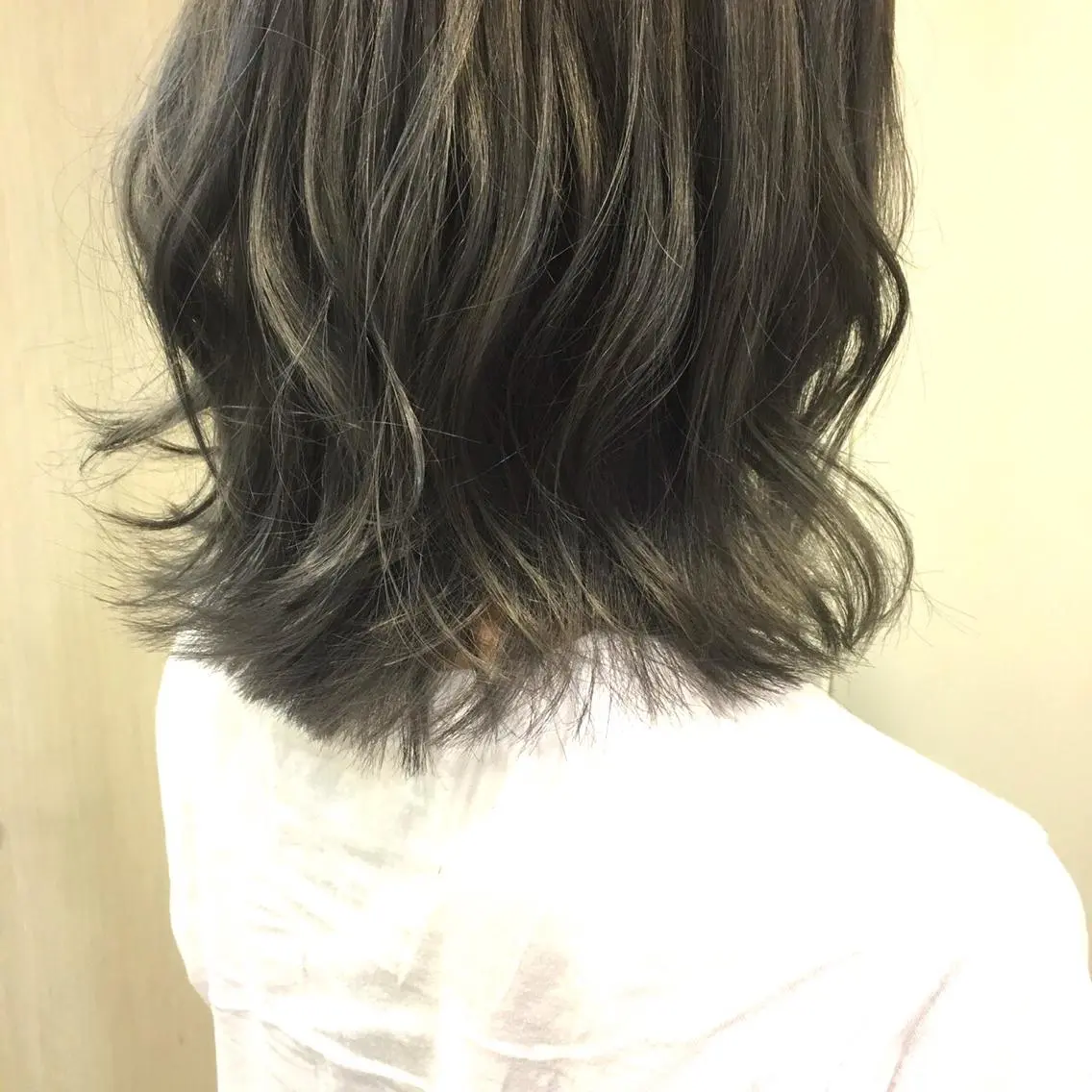 ミディアム アッシュ カット ヘアカラー oluolu hairのヘアスタイル