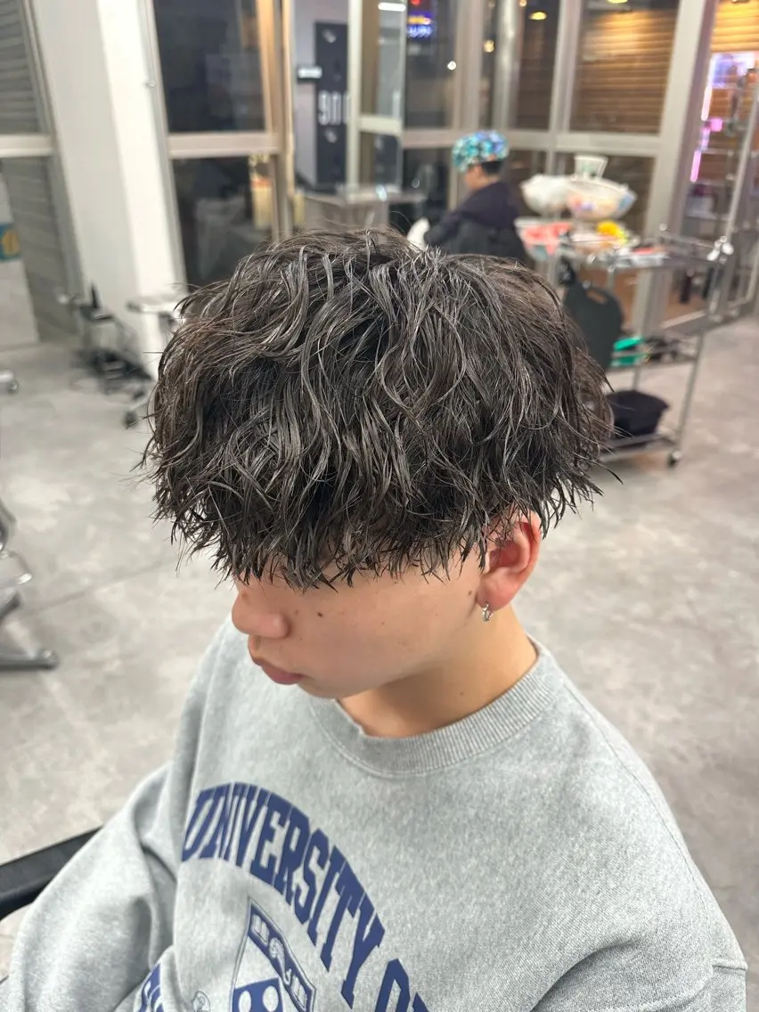 ミディアム パーマ メンズ ミディアムパーマ マッシュ メンズパーマ プードルパーマ ツイストスパイラルパーマ カット パーマ メンズ特化🔥 渡邉愛斗のヘアスタイル