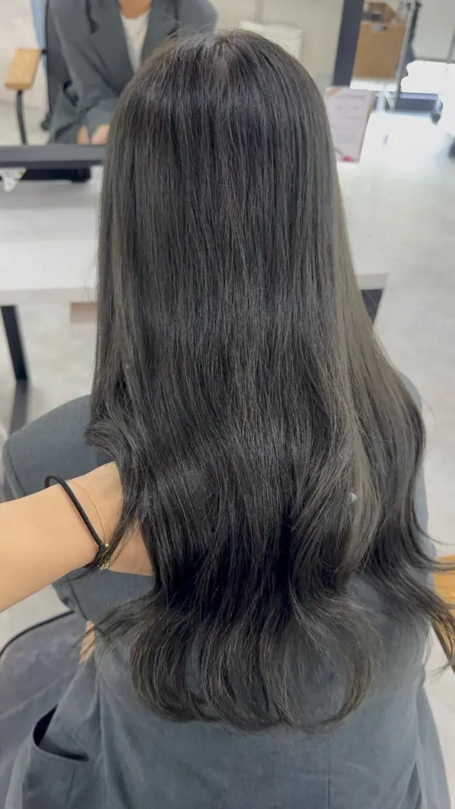 ロング カラー アッシュ アッシュブラウン ベージュカラー 黒髪 ブリーチ カット ヘアカラー トリートメント 赤み無し柔らかカラー 【梅田】madokaのヘアスタイル
