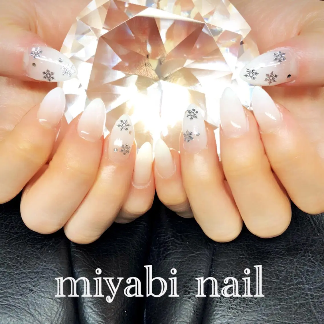ネイル アートネイル ジェルネイル グラデーション ホワイト 冬ネイル ハンドネイル miyabi nail 桂川駅近くのネイルデザイン