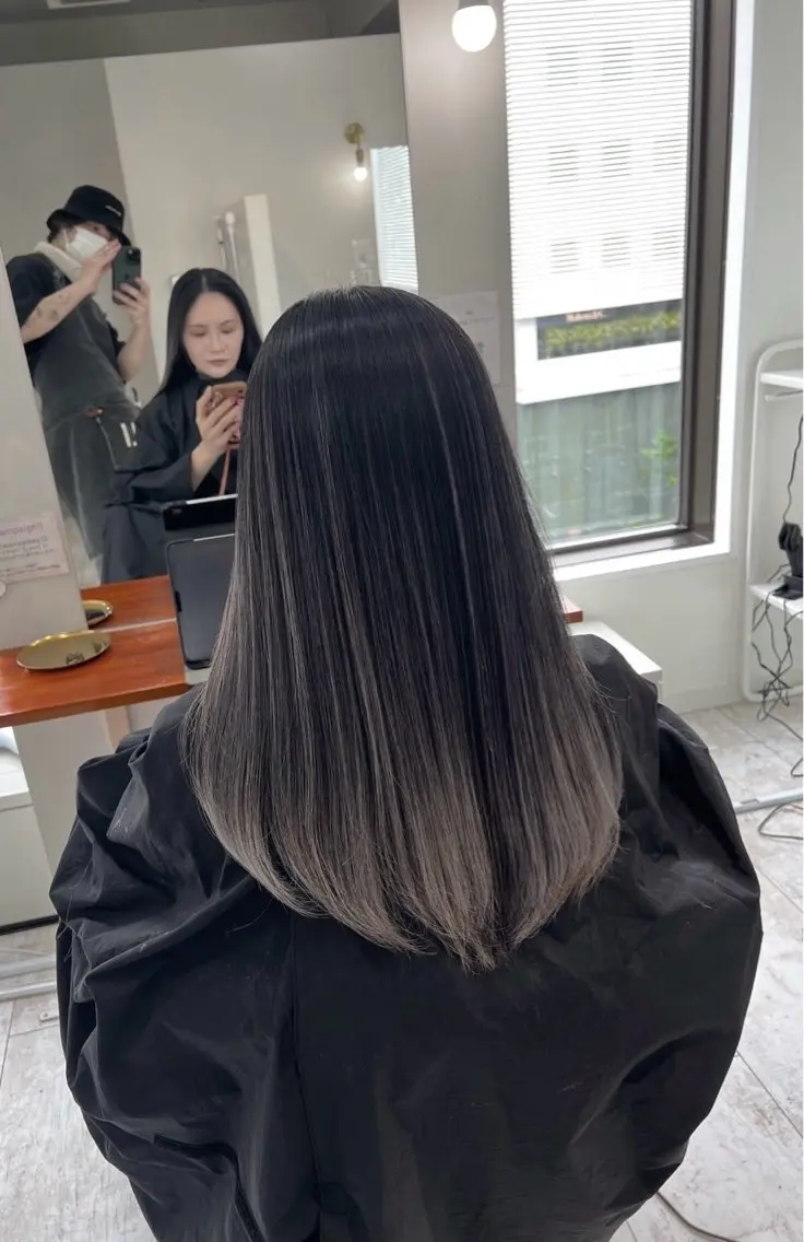 セミロング カラー バレイヤージュ シルバー ホワイトシルバー レイヤーカット 指名数No.1 /NAOYAのヘアスタイル
