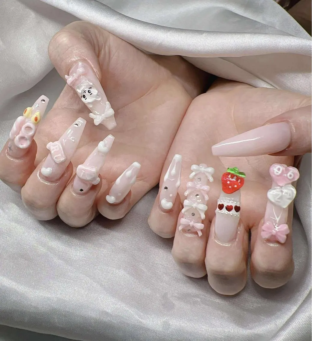 ネイル 長さ出し グラデーション キラキラネイル マグネットネイル ニュアンスネイル ハンドネイル Lee Ainのネイルデザイン