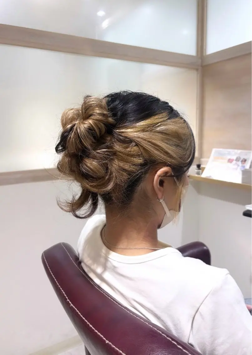 セミロング お団子ヘア ヘアセット ブリーチなしWカラー ふにゅう ののかのヘアスタイル