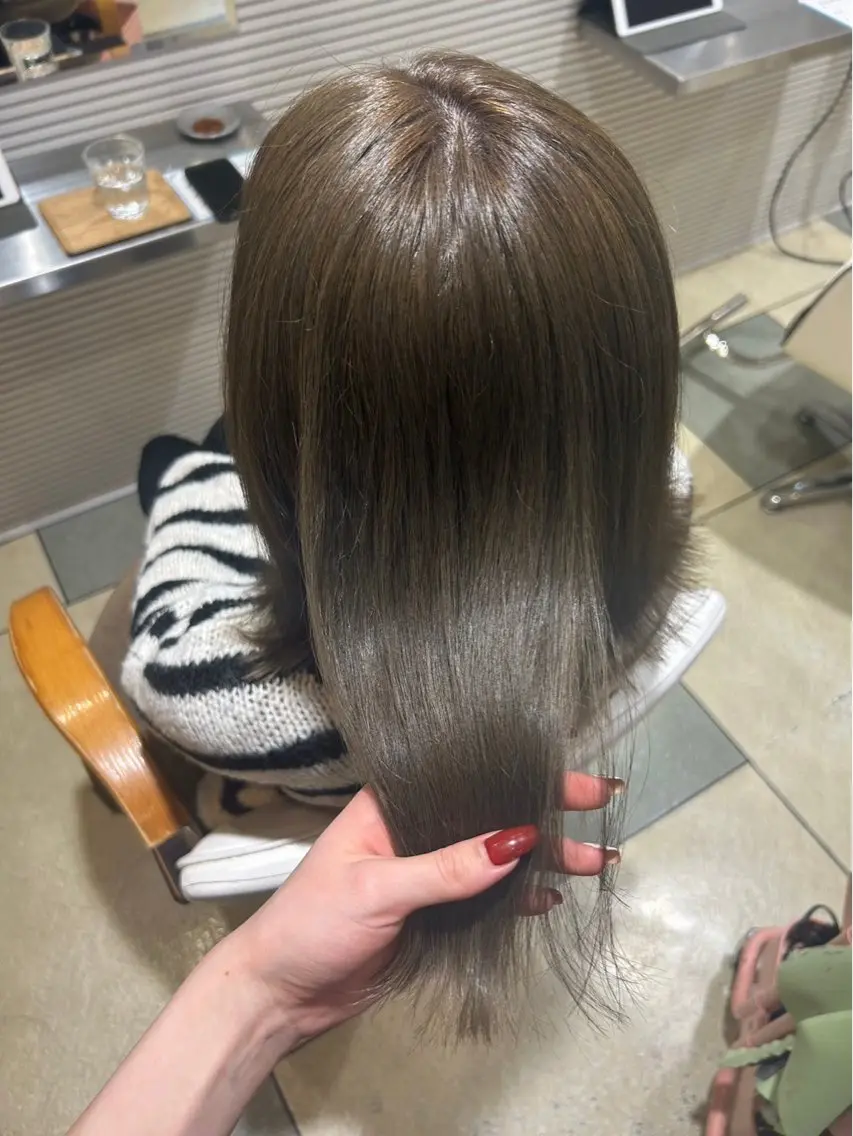 セミロング カラー momb 折戸結菜のヘアスタイル