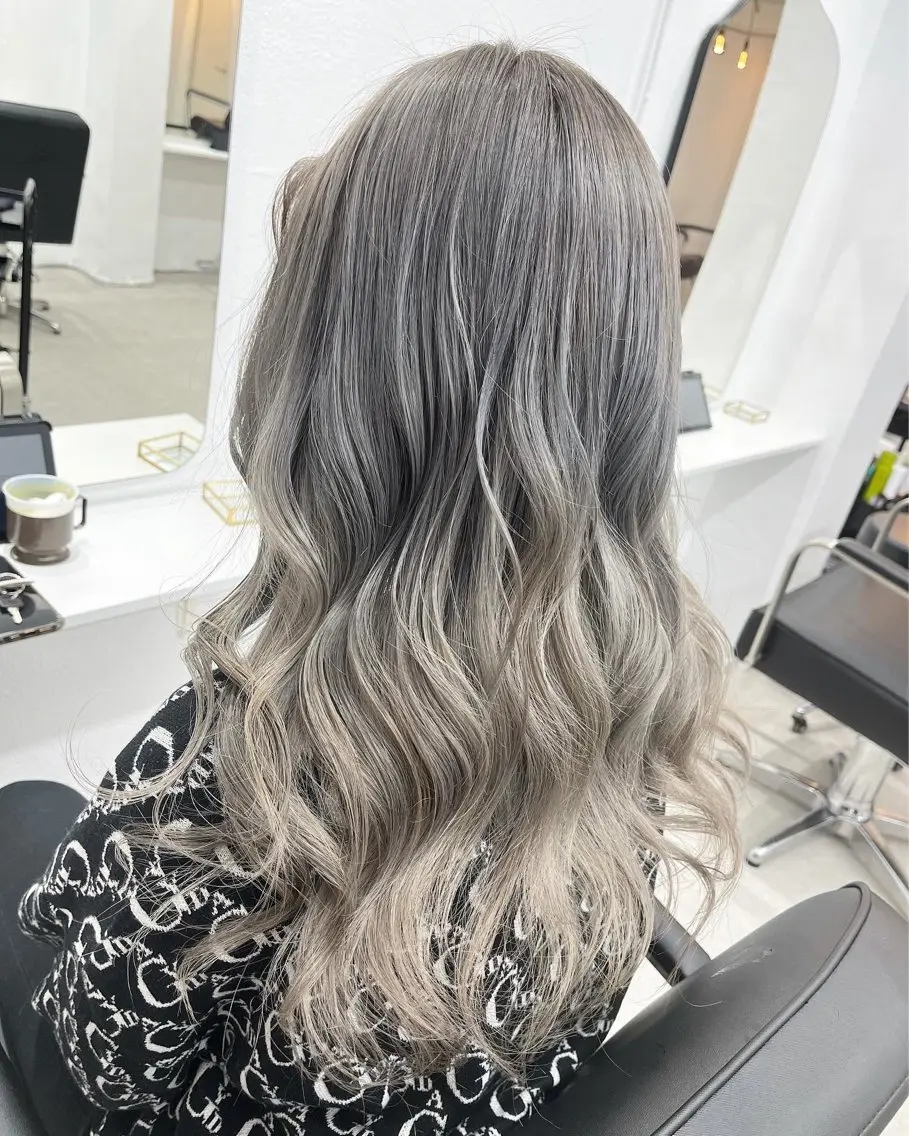 ロング カラー グレージュ ミルクティーグレージュ RU RIのヘアスタイル