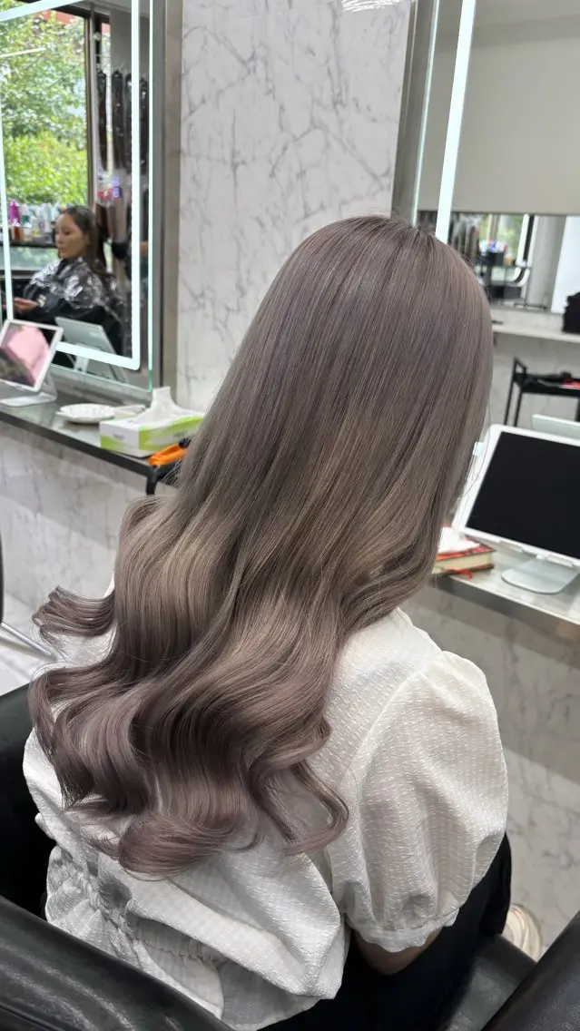 ロング カラー グレージュ ハイトーンカラー ヘアカラー トリートメント JPCY MIRIYAのヘアスタイル