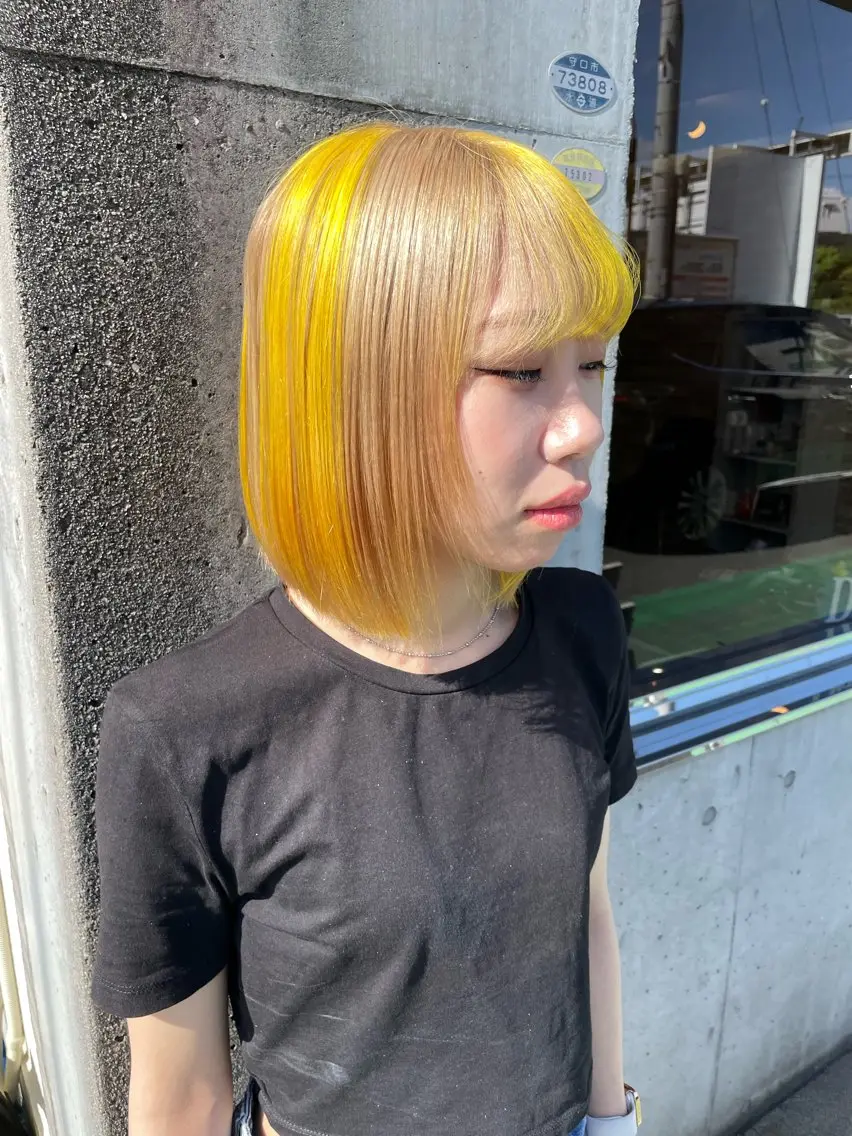 ショート カラー ブリーチ カット ヘアカラー シモダ クルミのヘアスタイル