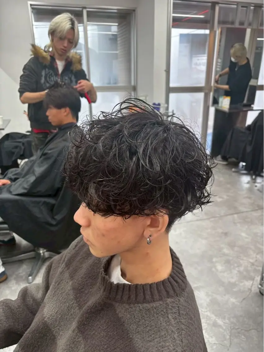 パーマ メンズ メンズパーマ 波巻きパーマ センターパート特化 🌹RIO🌹のヘアスタイル