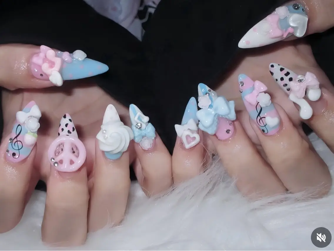 ネイル ブルー フラッシュネイル フラワーネイル ホログラムネイル キラキラネイル ハンドネイル Rin Nail 新大久保店のネイルデザイン