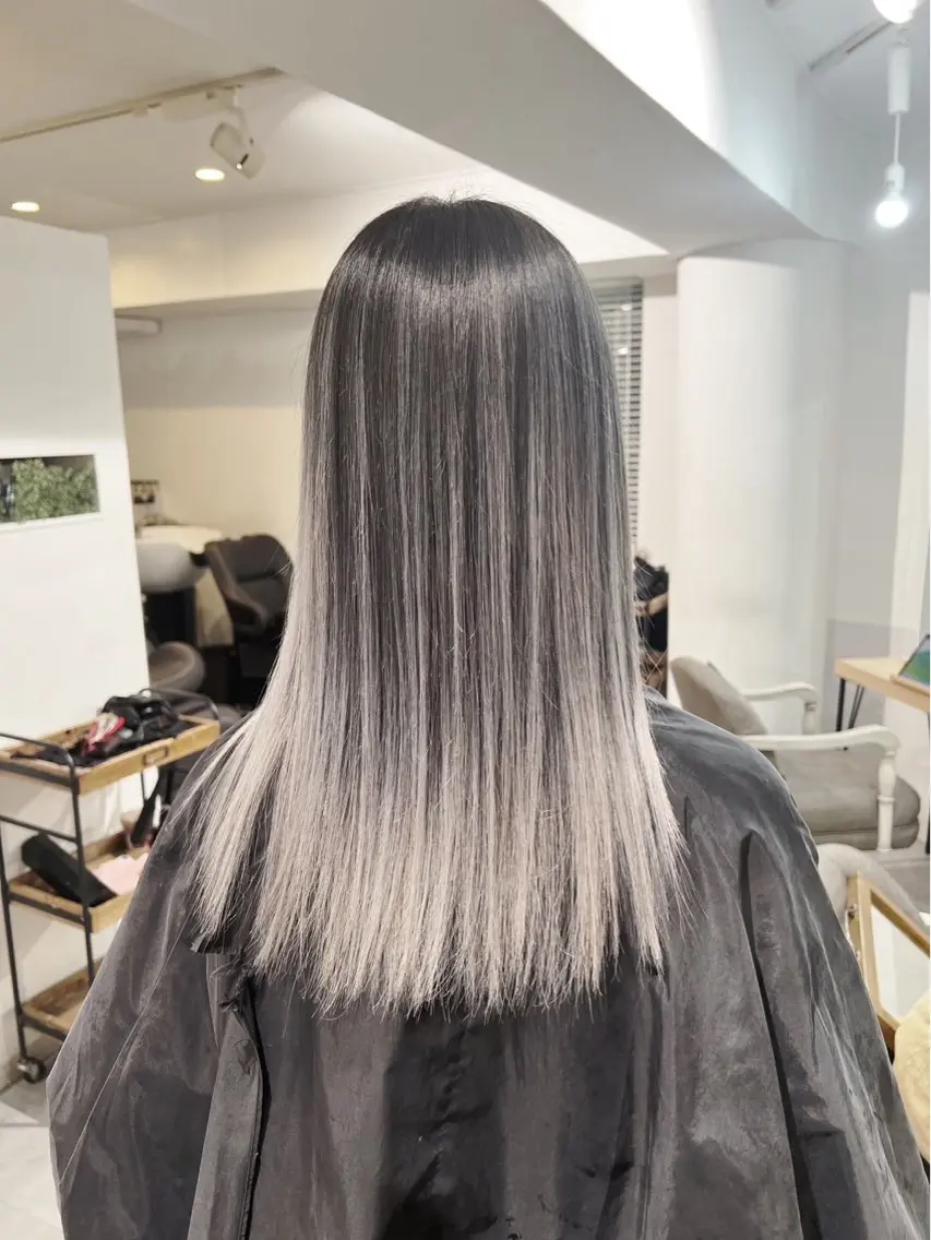 セミロング カラー バレイヤージュ シルバー ホワイトシルバー レイヤーカット 指名数No.1 /NAOYAのヘアスタイル