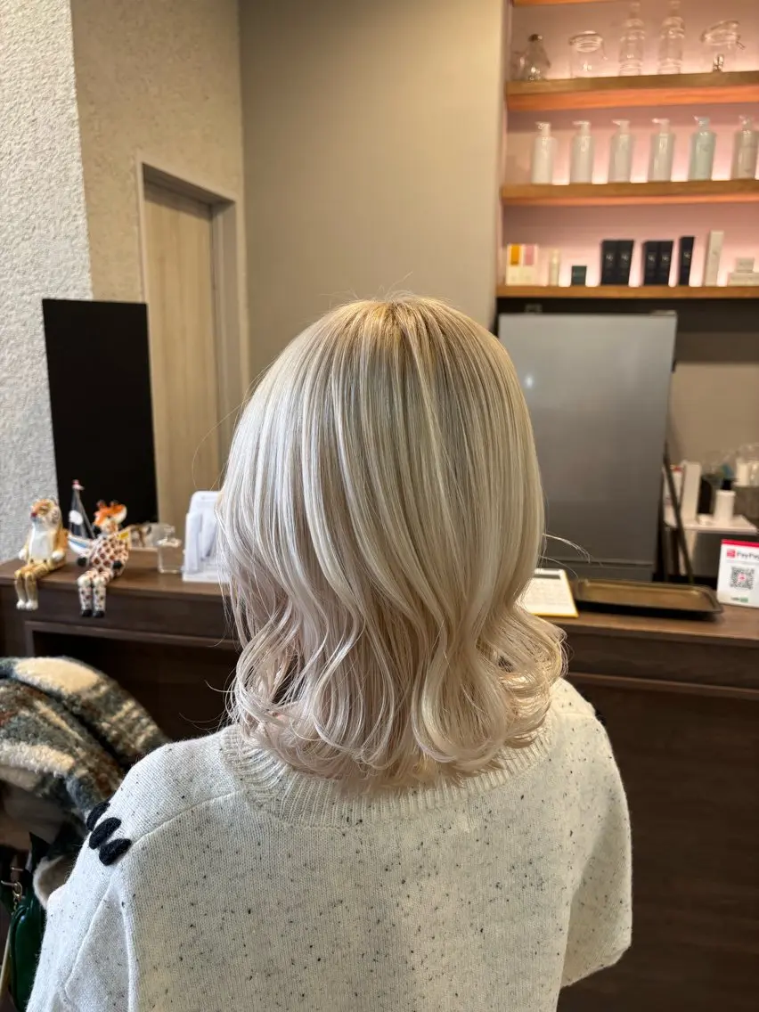ミディアム カラー ブリーチ ブロンド ケアブリーチ ハイトーンカラー ホワイトブロンド ヘアカラー トリートメント あべ ゆうかのヘアスタイル